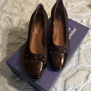 (#101) NWT ladies shoes by Rose Petals (by Walking cradles) size 7N Black.